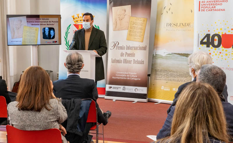 Jesús Cotta gana el Premio Internacional de Poesía Antonio Oliver Belmás